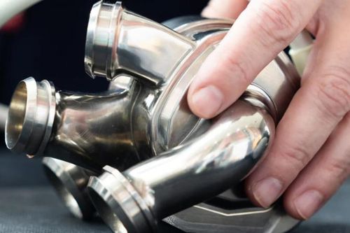 Người đầu tiên trên thế giới xuất viện với trái tim titan