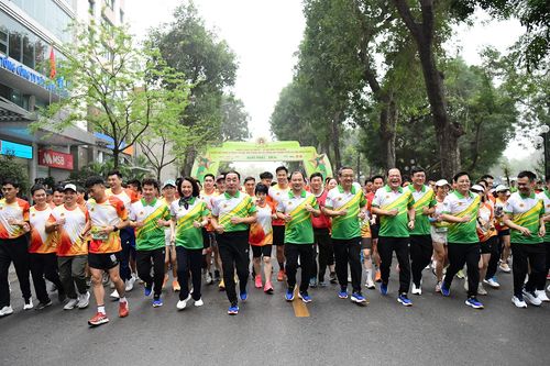 Gần 2.000 người sôi nổi tham gia Ngày chạy Olympic - Vì an ninh Tổ quốc
