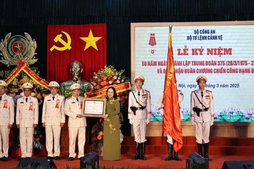 Trung đoàn 375 đón nhận Huân chương Chiến công hạng Ba