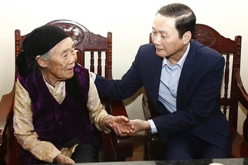 Lãnh đạo tỉnh Thanh Hóa thăm, tặng quà các gia đình, người có công nhân kỷ niệm 60 năm Chiến thắng Hàm Rồng