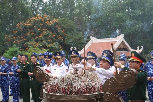 Cảnh sát biển Việt Nam dâng hương tưởng niệm Chủ tịch Hồ Chí Minh tại Khu di tích K9
