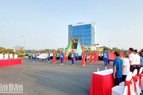 Vĩnh Long: Gần 2.000 người chạy Olympic vì sức khỏe cộng đồng