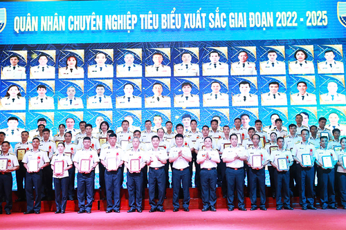 Bộ tư lệnh Vùng 4 Hải quân tuyên dương quân nhân chuyên nghiệp tiêu biểu xuất sắc