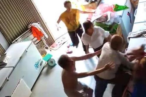 Bị hàng xóm xông vào nhà hành hung