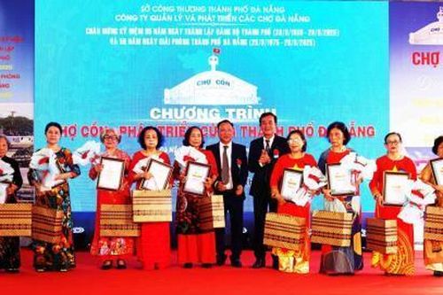 Vinh danh 19 thương nhân thâm niên và đóng góp tích cực vào xây dựng và phát triển chợ Cồn