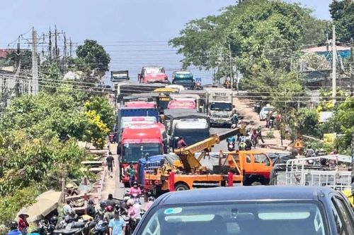Sau va chạm, xe tải chắn ngang đường