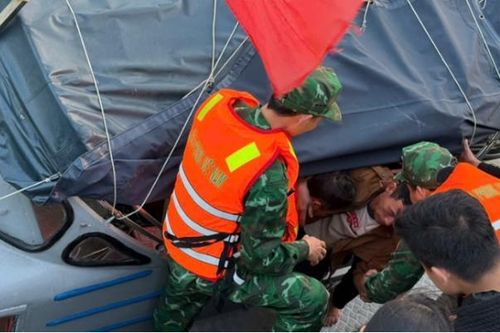 Kịp thời cứu hộ một ngư dân Thanh Hóa gặp nạn trên biển