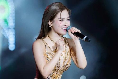 Dương Hoàng Yến bàng hoàng trước tin đồn qua đời vì liệt nửa mặt
