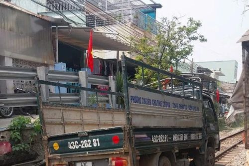 Hai tàu chậm chuyến do xe tải chết máy giữa đường ray ở Đà Nẵng