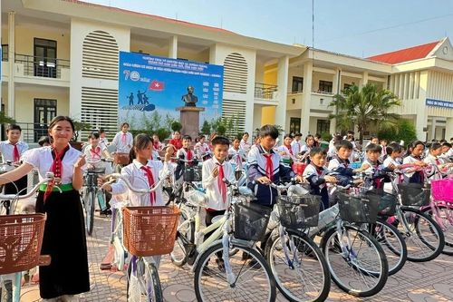 Trao tặng 83 xe đạp cho học sinh nghèo vùng cao Điện Biên