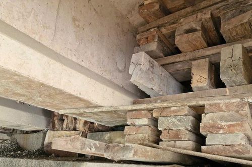 Dùng ván gỗ kê dưới mố cầu Rác tránh hư hỏng lan rộng