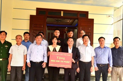 Tổng Biên Tập Báo Pháp luật Việt Nam trao 'Mái ấm Tư pháp' tại Cao Bằng