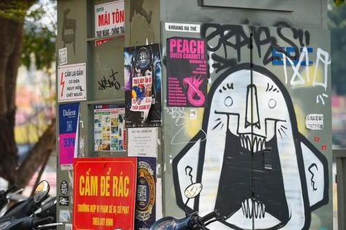 Loạt tủ điện, trạm biến áp ở Hà Nội bị 'bức tử' bởi nạn vẽ bậy graffiti, dán quảng cáo