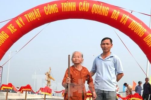 Con trai dẫn mẹ gần 90 tuổi đi ngắm cầu nối đôi bờ Quảng Nam - Đà Nẵng thông xe