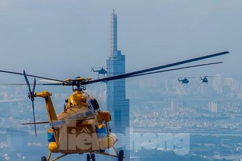 Biên đội trực thăng bay huấn luyện trên bầu trời TPHCM