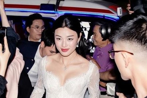 Truy tìm xe cứu thương hú còi inh ỏi chở nghệ sĩ tới thảm đỏ ở TPHCM