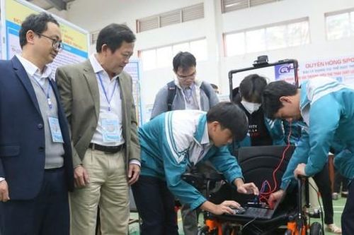 Dự án 'xe lăn tự hành' của hai học sinh Quảng Trị được chọn dự thi quốc tế