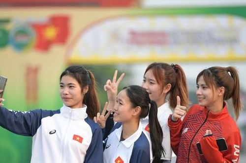 Hào hứng check-in cổng xuất phát Tiền Phong Marathon 2025