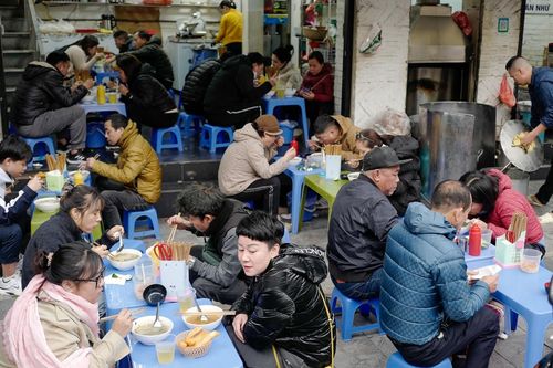 Quán phở ở Hà Nội có món tái lăn 'bốc lửa', khách ngồi kín trong nhà ngoài cửa