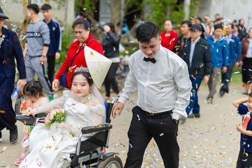 Chú rể Thanh Hóa đẩy xe đưa vợ vào hôn trường: 'Cuối cùng cũng đón được cô ấy'