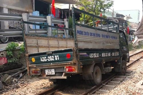 Xe tải mắc kẹt trên đường ray ở Đà Nẵng làm 2 đoàn tàu chậm chuyến