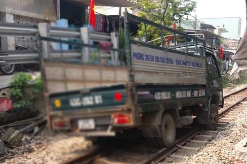 Xe tải mắc kẹt trên đường ray khiến 2 đoàn tàu chậm chuyến