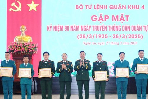 Bộ Tư lệnh Quân khu 4 gặp mặt kỷ niệm 90 năm ngày truyền thống dân quân tự vệ