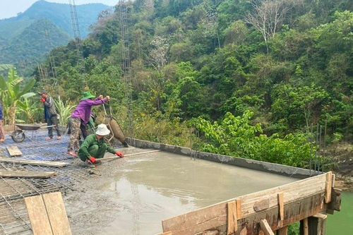 Bất chấp nguy hiểm, nhiều hộ dân ở Kỳ Sơn vẫn xây nhà ven sông Nậm Mộ