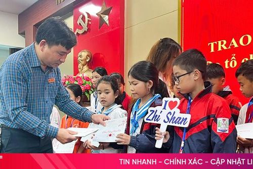 Trao học bổng cho học sinh nghèo học giỏi ở Đức Thọ