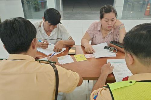 TP Hồ Chí Minh: Xử phạt lái xe cứu thương chở dàn diễn viên đi sự kiện