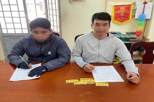 Xử phạt 2 thanh niên được thuê rải tờ rơi quảng cáo cho vay tiền