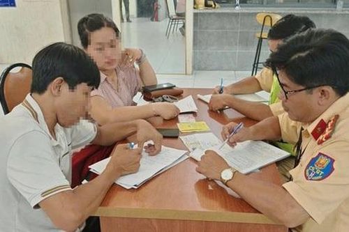 Xử phạt tài xế dùng xe cứu thương chở dàn diễn viên đến sự kiện