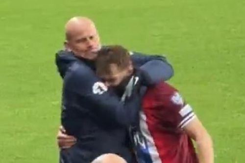 CĐV Arsenal nổi giận khi ngôi sao của họ bị HLV Na Uy 'siết cổ' trên sân