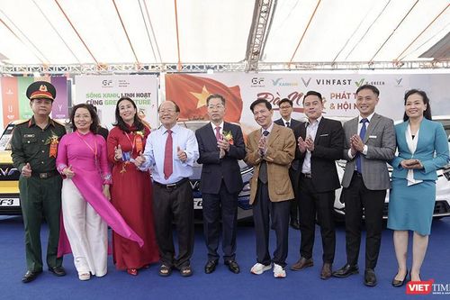 Ô tô điện VinFast hút khách tại triển lãm 'Đà Nẵng - Phát triển và hội nhập'