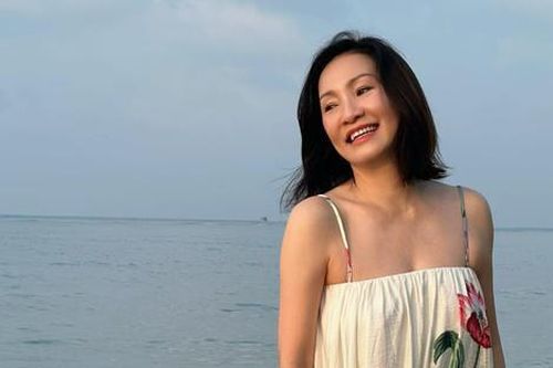 Hồng Đào khoe dáng nuột nà với váy hai dây, một chi tiết khiến dân tình tò mò