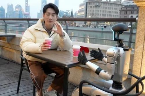 Chàng trai 25 tuổi bỏ ra hàng chục triệu đồng để hẹn hò cùng robot