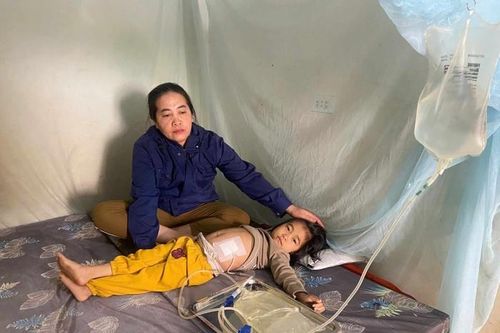 Xót xa cảnh bé gái 7 tuổi đang suy thận giai đoạn cuối, gia đình không còn tiền cứu chữa