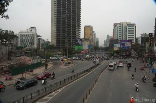 'Tuyến đường đắt nhất hành tinh' ngổn ngang giải phóng mặt bằng