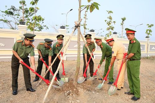 Công an tỉnh An Giang tổ chức Lễ phát động 'Tết trồng cây đời đời nhớ ơn Bác Hồ' năm 2025