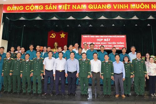 Long Xuyên họp mặt kỷ niệm 90 năm Ngày truyền thống dân quân tự vệ