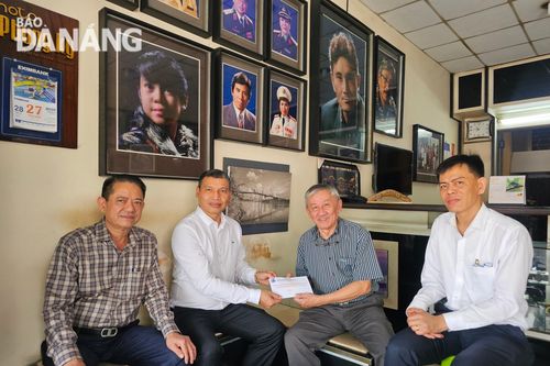 Lãnh đạo thành phố thăm gia đình có công với cách mạng
