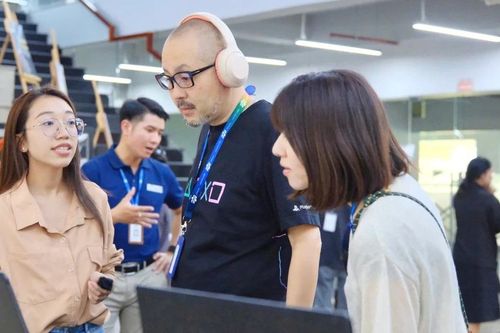 Sinh viên Đại học FPT làm dự án truyền thông về cồng chiêng Tây Nguyên