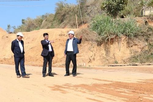 Phó Chủ tịch UBND tỉnh Lâm Đồng Đinh Văn Tuấn làm việc với lãnh đạo huyện Lạc Dương