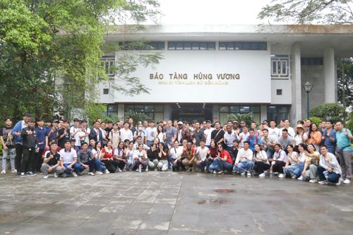 Đoàn sinh viên quốc tế hành hương về Đền Hùng