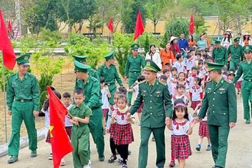 Giáo dục truyền thống cho học sinh qua trải nghiệm 'Một ngày làm chiến sĩ'