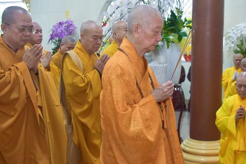 Đức Pháp chủ và chư vị lãnh đạo Giáo hội tưởng niệm Đại lão Hòa thượng Thích Trí Tịnh (1917-2014)