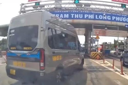 Chuyển làn không đúng quy định, tài xế bị phạt 5 triệu đồng, trừ 4 điểm giấy phép lái xe