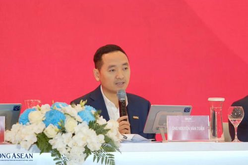 Ông Nguyễn Văn Tuấn trả lời cổ đông về khoản đầu tư vào Eximbank