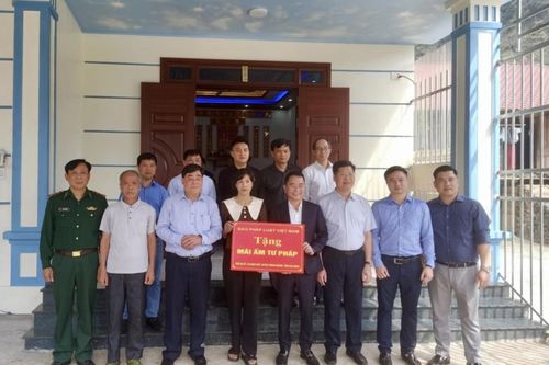 Báo Pháp luật Việt Nam trao 'Mái ấm tư pháp' tại xã Ngọc Khê (Trùng Khánh)