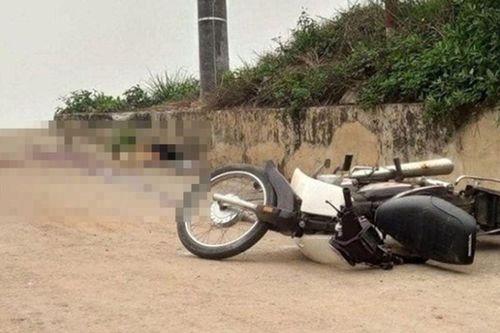 Hiện trường xót xa xe máy 'kẹp 3' lao vào vỉa bê tông, 2 thanh niên tử vong ở Hà Nội